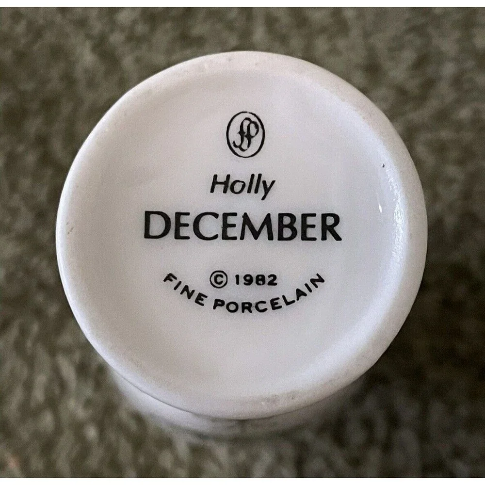 FINE FRANKLIN PORCELAIN FLOWER OF MONTH MINIATURE VASE HOLLY DECEMBER 1982